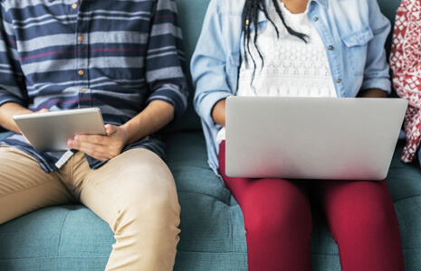 Onlinerecherche - Studierende mit Laptop und Tablet