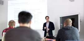 Studienatmosphäre HDBW - Professor vor Studenten