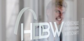 HDBW Campus München - Flurtür mit Logo