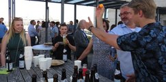 Sommerfest 2022 - Studis und Professoren beim Beerpongspiel