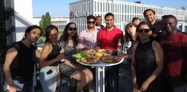 HDBW Sommerfest 2022 - Studierende auf der Dachterrasse