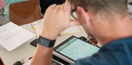 Lernatmosphäre an der HDBW - Student mit Vorlesungsscript 