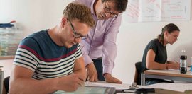 Lehratmosphäre HDBW Bamberg - Professor gibt Hilfestellung 
