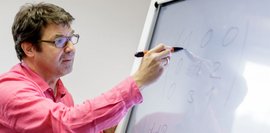 Teaching atmosphere HDBW - Professor at the whiteboard