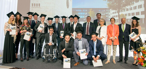 Alumni der HDBW - Gruppenbild der ersten Absolventinnen und Absolventen