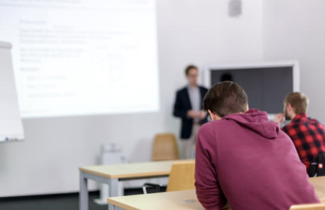 Infoveranstaltungen - Interessenten beim Infoabend