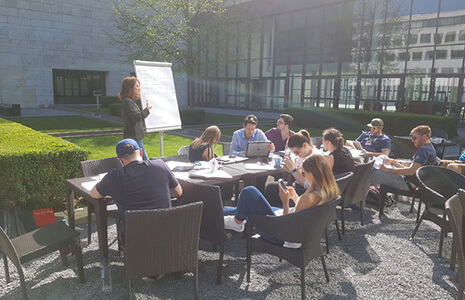 Studentisches Leben München - Seminar im Innenhof der HDBW