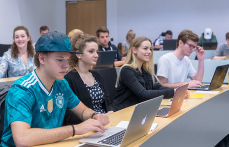 Vorlesung an der HDBW - Studenten im Hörsaal