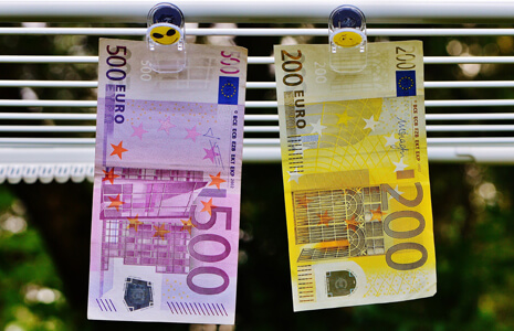 Studienfinanzierung - Euro-Geldscheine 