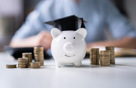 Studiengebühren und Finanzierung - Sparschwein mit Münzen