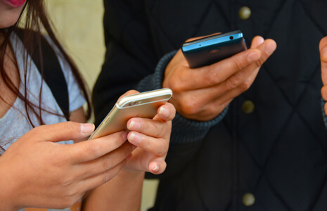 Votingsysteme im Studium - Studierende beim voten am Smartphone