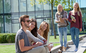 Studentisches Leben an der HDBW München - Studierende im Innenhof