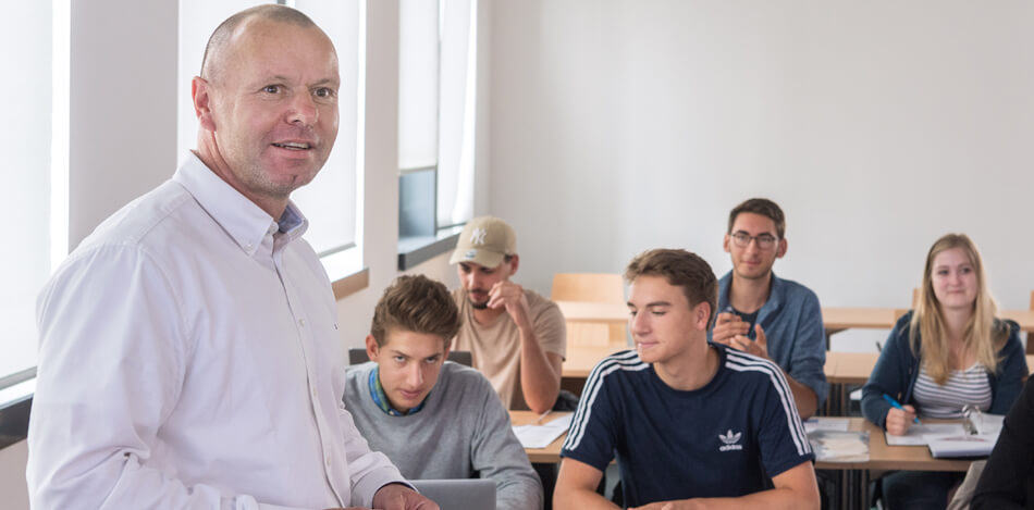 Lehratmosphäre HDBW  Lehratmosphäre HDBW - Professor & Studierende im Seminarraum