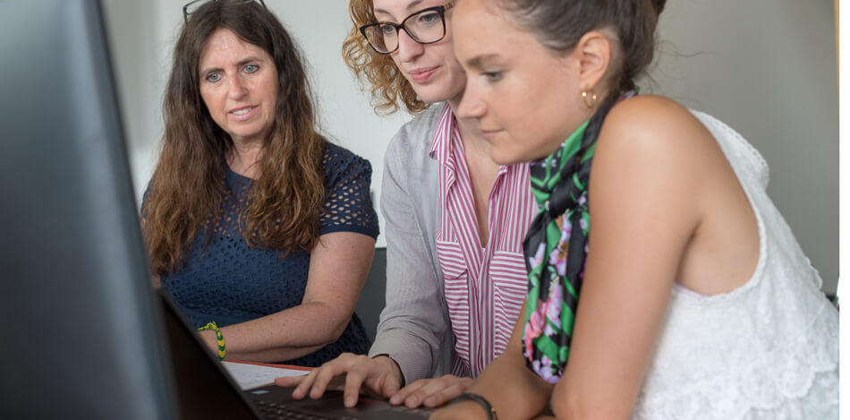 Lehratmosphäre HDBW Lehratmosphäre HDBW - Professorin mit Studentinnen