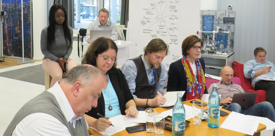 StudiumPlus Factory-in-a-box StudiumPlus Factory-in-a-box - Bewertungsrunde beim Nokia Besuch