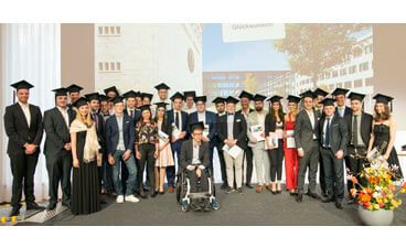 Erste HDBW Absolventenfeier - Gruppenfoto der Absolvia 