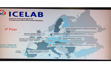 Studierende beim ICELAB - Landkarte der Reise