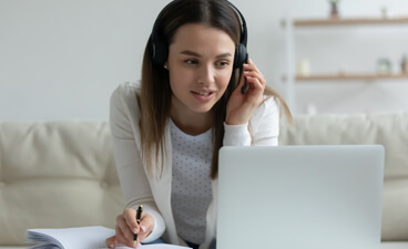 Onlinestudium Corona Pandemie - Studentin lernt zu Hause