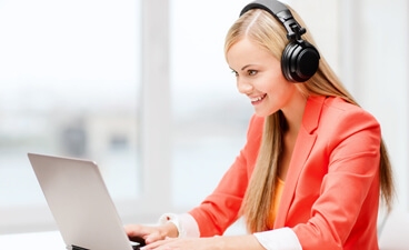 HDBW Online-Seminare im SoSe 2021 - Studentin mit Kopfhörer vor Laptop