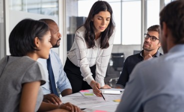 MBA München - Symbolbild Arbeitsteam mit Teamleaderin