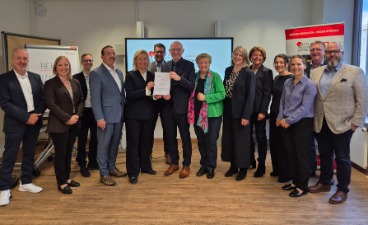 Caritas und HDBW - Qualifizierungsprogramm für Führungskräfte - Gruppenfoto Vertragsunterzeichnung