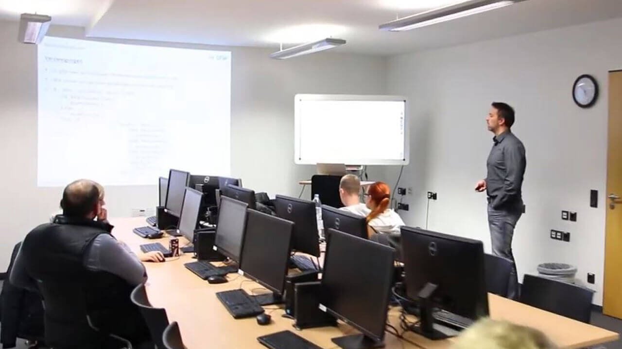 zum Laden des Video bitte anklicken Platzhalter