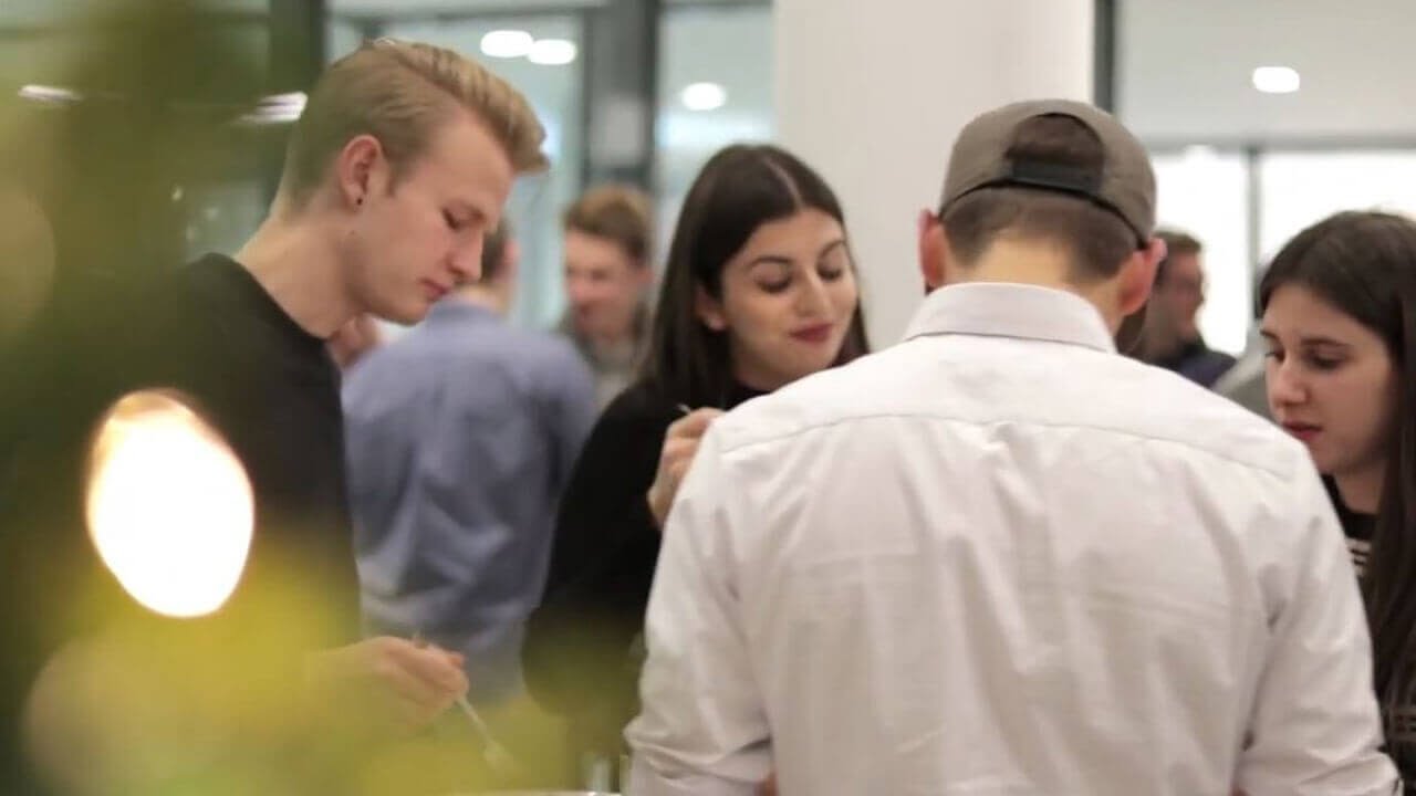 zum Laden des Video bitte anklicken Platzhalter
